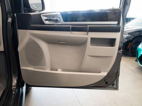 Used 2010 Dodge Grand Caravan SXT FWD image 25