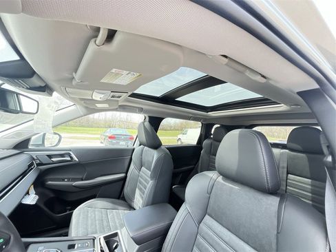 New 2025 Mitsubishi Outlander SE image 22