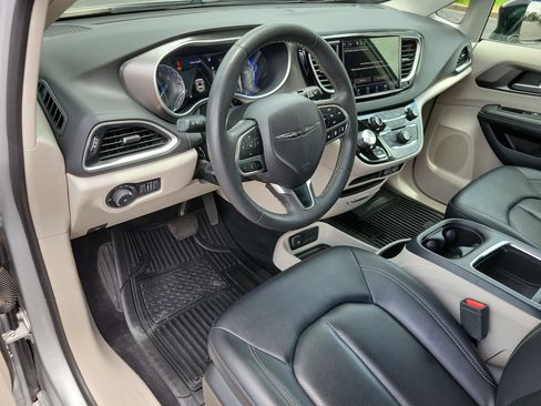 Used 2024 Chrysler Pacifica Touring-L FWD image 3