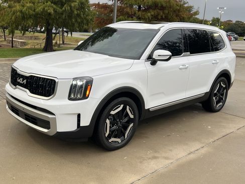 Used 2023 Kia Telluride EX w/ EX Captain's Chair Package image 5