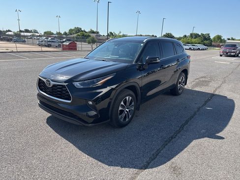 Used 2022 Toyota Highlander XLE AWD/4WD image 1