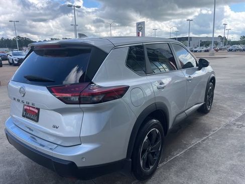 Used 2024 Nissan Rogue SV FWD image 4