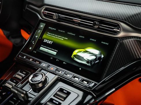 Used 2025 Aston Martin V8 Vantage Coupe RWD image 31