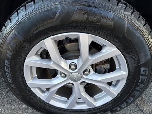 Certified 2022 Jeep Grand Cherokee Limited w/ Luxury Tech Group II image 9