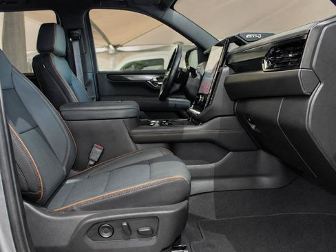Used 2025 GMC Yukon AT4 AWD/4WD image 23