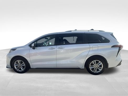 Used 2023 Toyota Sienna Limited FWD image 8