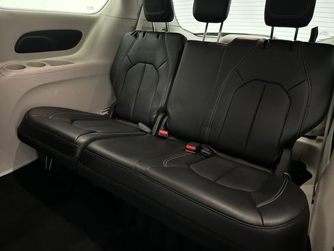 Used 2024 Chrysler Pacifica Touring-L image 16