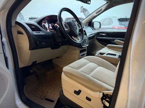 Used 2019 Dodge Grand Caravan SE w/ UConnect Hands-Free Group FWD image 2