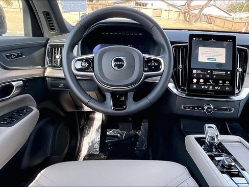 Used 2025 Volvo XC90 B5 Core w/ Protection Package Premier image 8