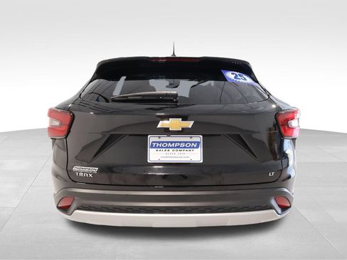 Used 2025 Chevrolet Trax LT FWD image 3