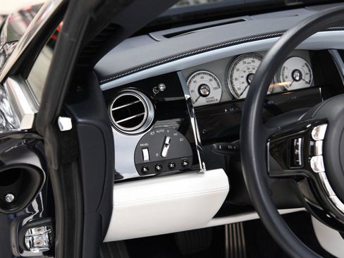 Used 2020 Rolls-Royce Dawn image 14