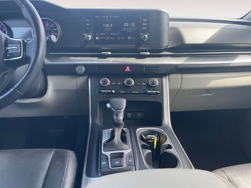 Used 2024 Kia Carnival LX image 11