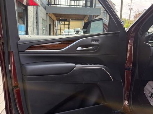 Used 2022 Cadillac Escalade Luxury AWD/4WD image 9