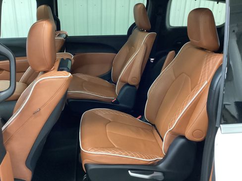 Used 2025 Chrysler Pacifica Pinnacle FWD image 39