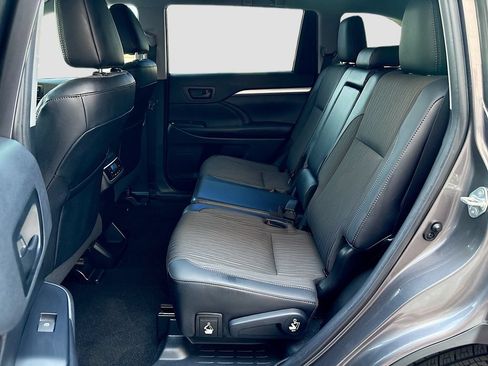Used 2019 Toyota Highlander Plus FWD image 20