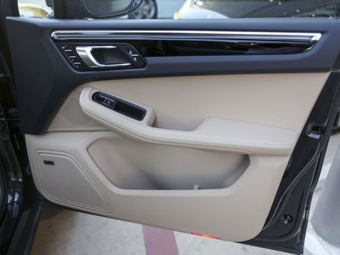 Certified 2026 Porsche Macan image 35