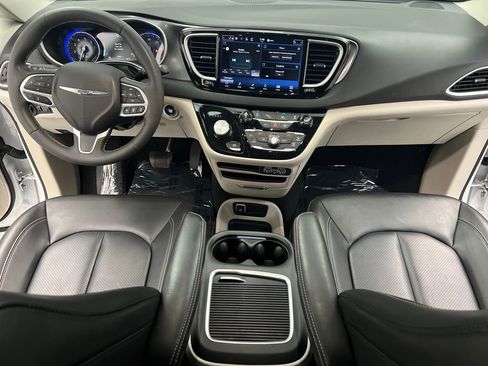 Used 2024 Chrysler Pacifica Touring-L image 46