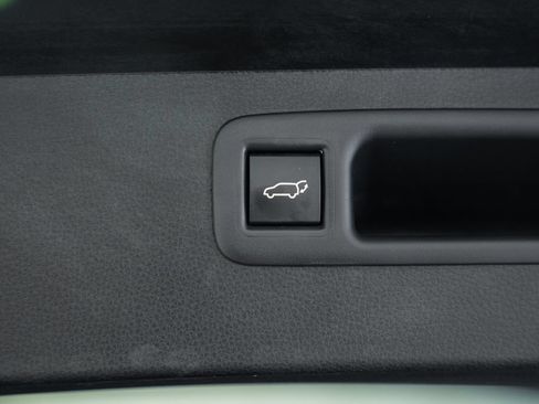 Used 2025 Toyota Highlander XLE AWD/4WD image 9