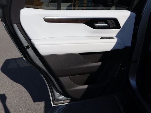 Used 2025 Chevrolet Tahoe Premier AWD/4WD image 33