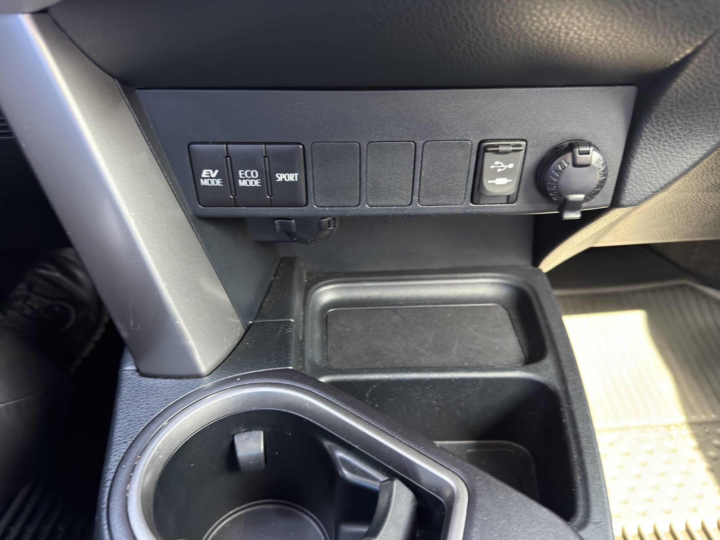 Used 2018 Toyota RAV4 XLE w/ Carpet Mat Package AWD/4WD image 38