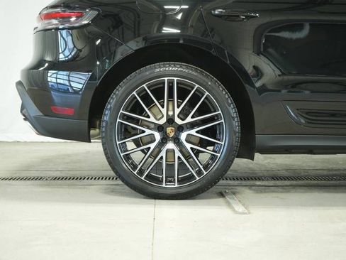Certified 2025 Porsche Macan AWD/4WD image 39
