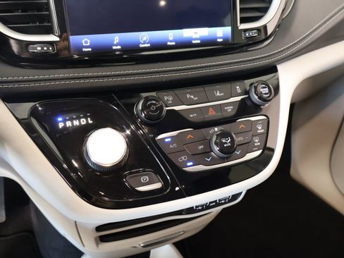 Used 2023 Chrysler Pacifica Touring-L image 7