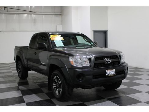 Used 2011 Toyota Tacoma PreRunner image 3