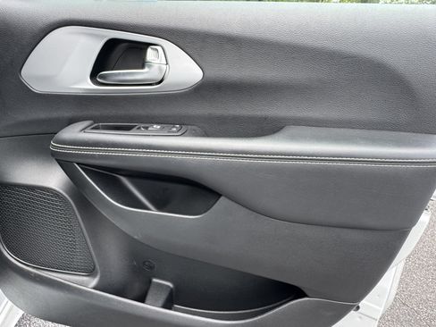 Used 2025 Chrysler Pacifica Limited FWD image 18