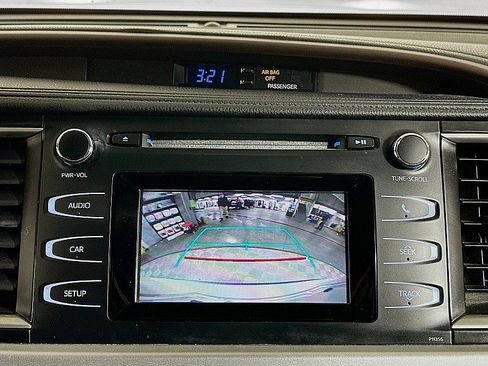 Used 2018 Toyota Highlander LE image 15