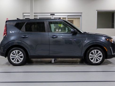 Used 2023 Kia Soul LX image 6