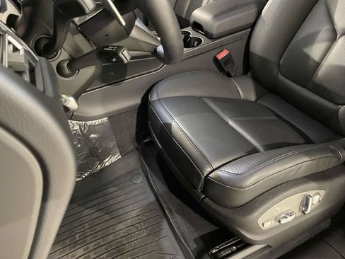 Certified 2026 Porsche Macan Turbo AWD/4WD image 5