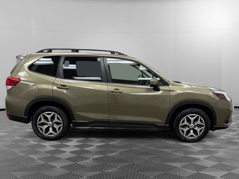 Used 2022 Subaru Forester Premium image 6