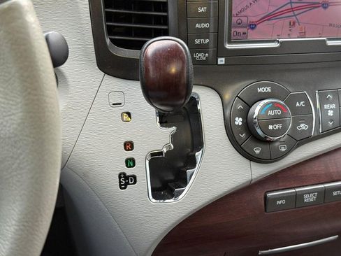 Used 2014 Toyota Sienna Limited image 22