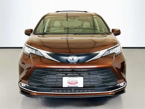 Used 2023 Toyota Sienna XLE image 2