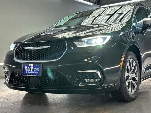 Used 2023 Chrysler Pacifica Pinnacle FWD image 4