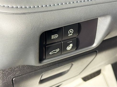 Used 2023 Toyota Highlander L image 10