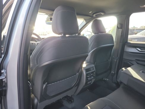 New 2025 Jeep Grand Cherokee Laredo image 11