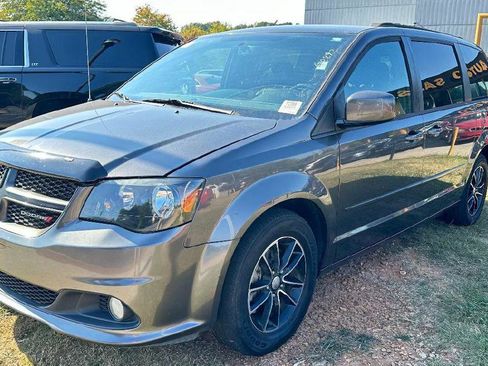 Used 2017 Dodge Grand Caravan GT image 3