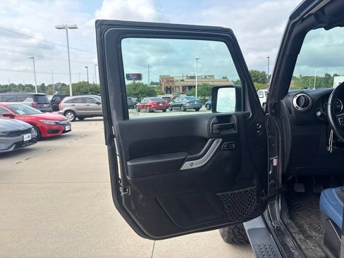 Used 2017 Jeep Wrangler Sahara w/ Connectivity Group AWD/4WD image 9