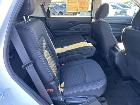 Used 2024 Nissan Pathfinder SV image 19