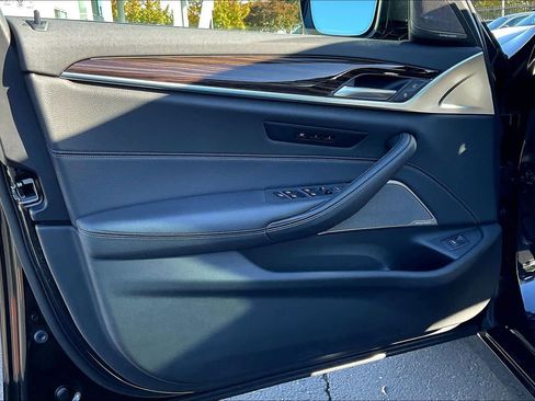 Used 2022 BMW 530i xDrive w/ Premium Package image 26