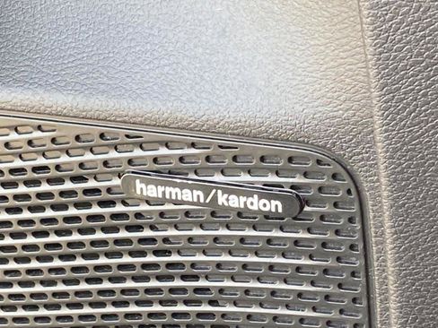 Used 2023 Chrysler Pacifica Limited w/ Uconnect Theater Family Group image 21