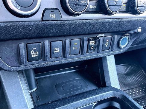 Used 2017 Toyota Tacoma TRD Sport AWD/4WD image 32