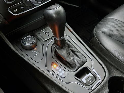 Used 2021 Jeep Cherokee Latitude Lux AWD/4WD image 16