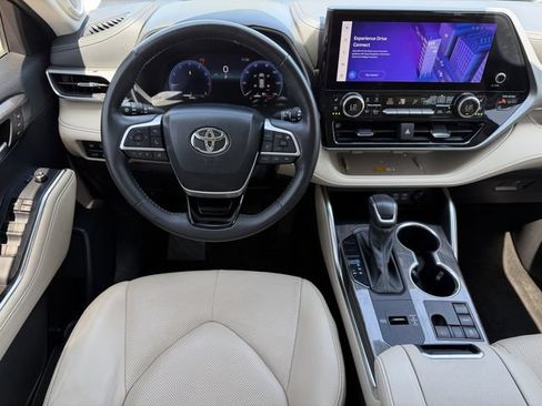 Used 2024 Toyota Highlander Platinum FWD image 12