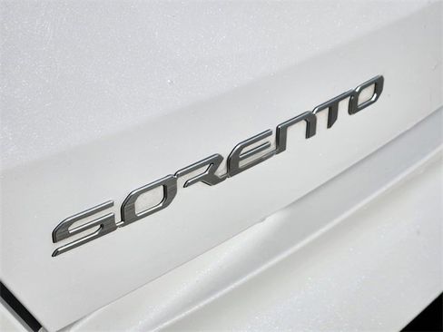 Used 2023 Kia Sorento S image 10