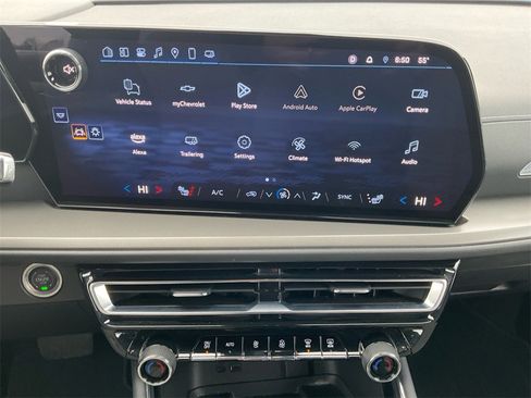 Used 2025 Chevrolet Traverse LT image 12