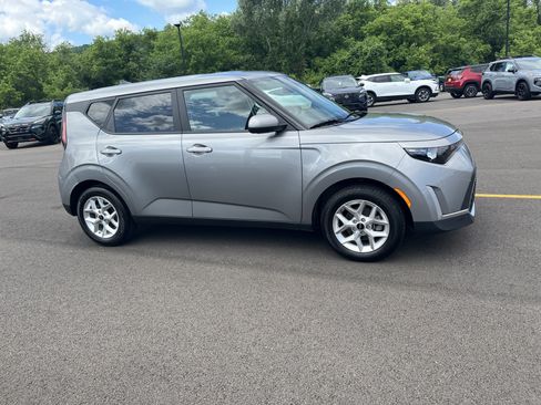 Used 2025 Kia Soul LX w/ LX Technology Package FWD image 4