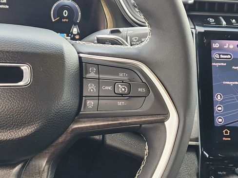 Used 2025 Jeep Grand Cherokee L Limited w/ Luxury Tech Group II image 29