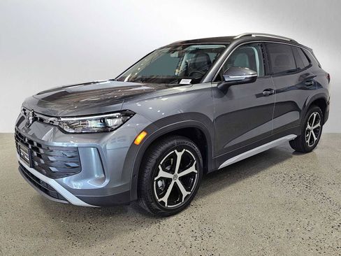 New 2025 Volkswagen Tiguan SE image 3